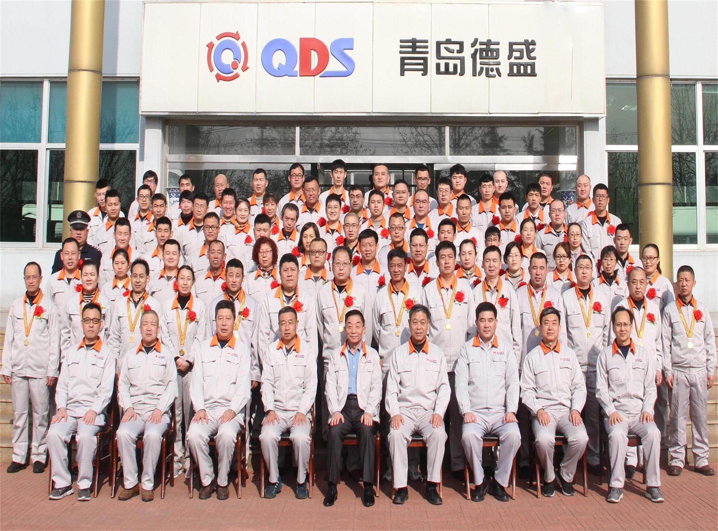 董事長孫佩璋及全體高管與獲獎員工、榮獲獎牌員工合影